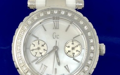 Guess Collection- 32 DIAMONDS Diver Chic White Ceramic Swiss Made - I01200L1 - Women - 2011-present