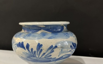 ITALIE, XVIIIe siècle Vase ovoïde en faïence à décor en camaïeu bleu de feuillage sur...