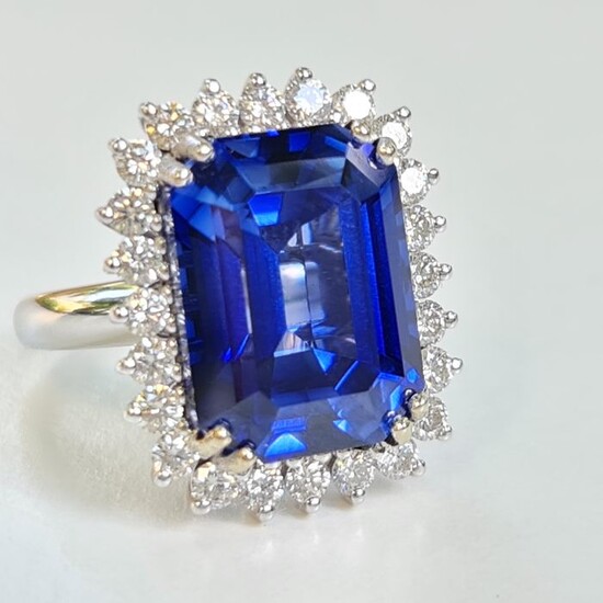 Impressive Statement Ring, Sapphire with Diamond - 14 kt. White gold - Ring - 17.00 ct Sapphire - 0.80ct Diamonds D VS