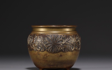 Japon - Bol à offrandes en bronze à décor de fleurs, période Meiji, fin XIXe...