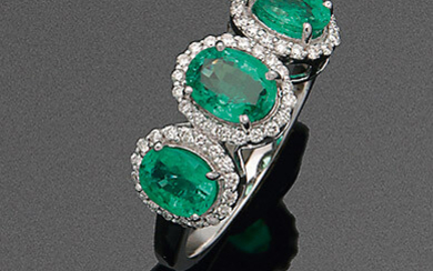 Classic jewelry ring with Colombian emerald