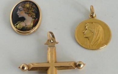 LOT: Yellow gold CROSS (shocks and wear and tear) MEDAILLON Limoges enamels (accidents) and TWO GOLD MEDAILLES. Gross weight 8,4 g