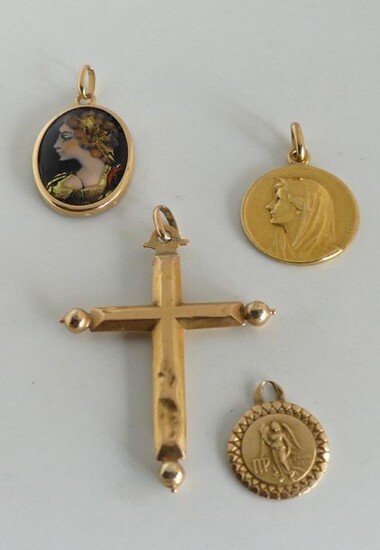 LOT: Yellow gold CROSS (shocks and wear and tear) MEDAILLON Limoges enamels (accidents) and TWO GOLD MEDAILLES. Gross weight 8,4 g