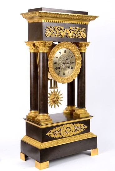 Large portico mantel clock - Gilt and patinated bronze - First half 19th century