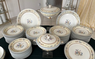 Limoges, G. Boyer & Co. - 12-35 Personen signiert „gust“ Handbemalt - Dinner set for 12 (70) - Empire - Porcelain