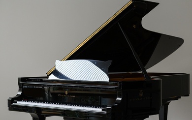 Lot 33 : Piano à queue de concert de marque Steinway&Sons, modèle D, numéro de...