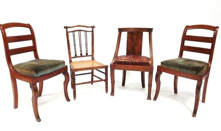 Lot de quatre chaises : - deux chaises à…