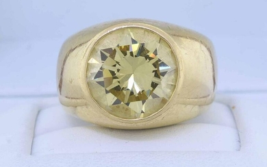 MAN'S 18K GOLD 8 CT. CANARY YELLOW DIAMOND RING.