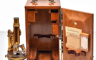 Microscope Leitz Wetzlar, Allemagne vers 1889, laiton et autre métal, tube extensible par vis de...