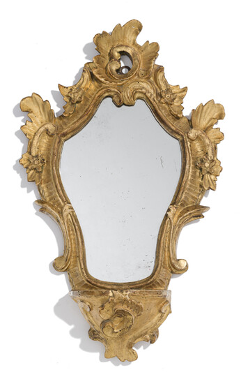 Miroir Rococo, Italie, XVIIIe s., en bois sculpté et doré à décor de fleurs, feuillages et rocailles