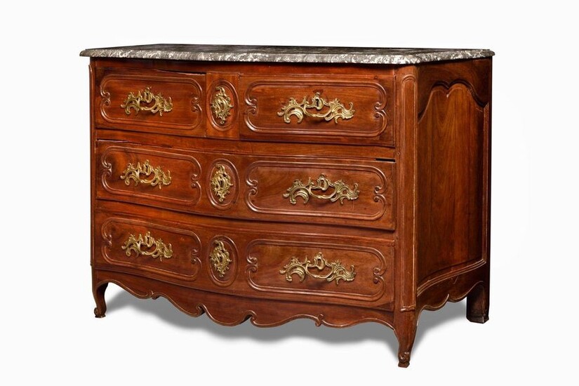 Moulded and carved mahogany chest of drawers opening by four drawers in three rows, the curved sides with moulded boxes, it rests on small curved legs with windings joined by a sinuous crosspiece. Drawer handles and lock entries in gilded bronze with...