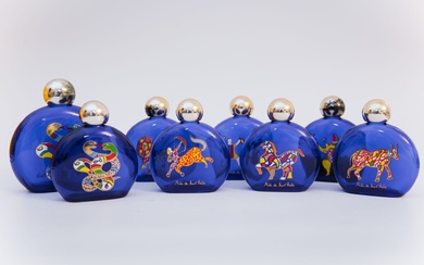 Niki De Saint Phalle - (1983) Série de huit flacons (vides) en verre teinté bleu...