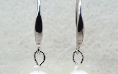 No Reserve Price - Akoya Pearls, Drop Shape, 8.92 mm and 8.97 mm - Earrings - Approximately 24.15 mm from top to bottom - 18 kt. White gold