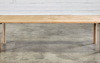 Oak rectangular coffee table on turned legs (h:45 x w:160...
