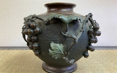 Okimono - Bronze - 葡萄紋浮彫花瓶(Budomon Ukibori Kabin） - Japan - Meiji period (1868-1912)