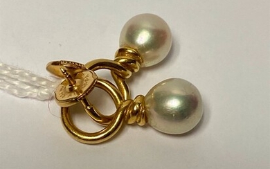 PAIRE DE PENDANTS D’OREILLES en or jaune 18 K (750 millièmes) ornée de perles de...