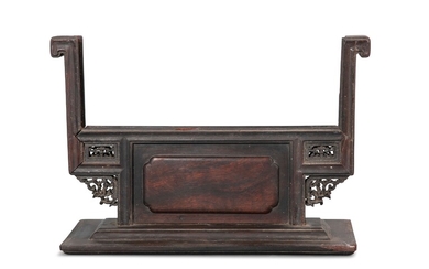 PORTE-ÉCRAN DE TABLE POSSIBLEMENT ZITAN Chine, dynastie Qing, XIXe siècle H : 14,5 cm -...