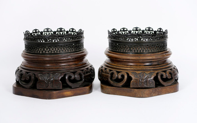 Pair of antique Chinese pedestals (for vase) in wood with annouated gallery in bronze - diameter and total height : 28 and 22,5 cm |||pair of antique Chinese vase stands in wood and bronze