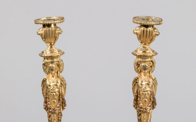 Paire de grands BOUGEOIRS en bronze doré à décor sur le fût de trois caryatides...