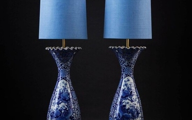Paire de vases transformée en lampadaires avec cols en éventail en porcelaine de Japon à décor I