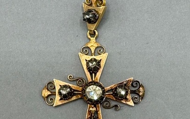 Pendentif en or jaune 18K (750/1000) formant une croix "mistralienne", ajourée, sertie de diamants taillés...