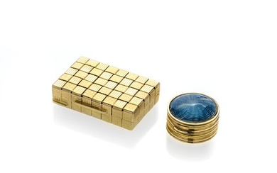 Pill box in yellow gold and enamel and another rectangular one, UnoAerre, in yellow gold