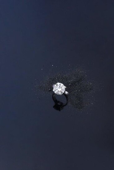 Platinum 850e ring set with a round brilliant cut diamond in the centre. (Stone to be retightened).
