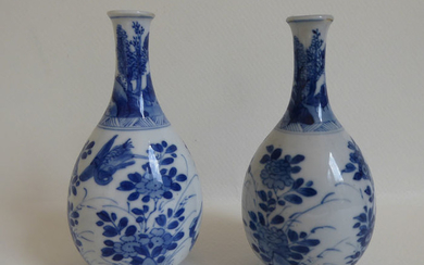 Pointed vases (2) - Porcelain - China - Kangxi (1662-1722)