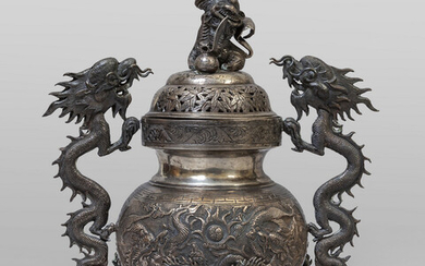 Portaprofumo in argento, decorazione con dragoni, Cina sec.XX h.cm.21