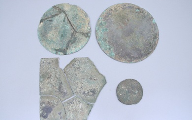 Probablement Smyrne ou ses environs Quatre miroirs antiques en bronze dont un quadrangulaire (manques) et...