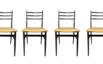 Production Saffa, design Guglielmo Ulrich, modèle Trieste. Groupe de quatre chaises. Structure en bois laqué...