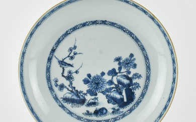 QING 18TH CENTURY BLUE AND WHITE CHARGER 清 康熙青花花鸟盘