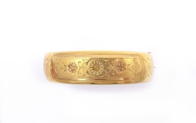 RING BRACELET in 18K yellow gold, the smooth, slightly domed and chiselled frame. Gross weight: 16 gr. A gold bracelet.