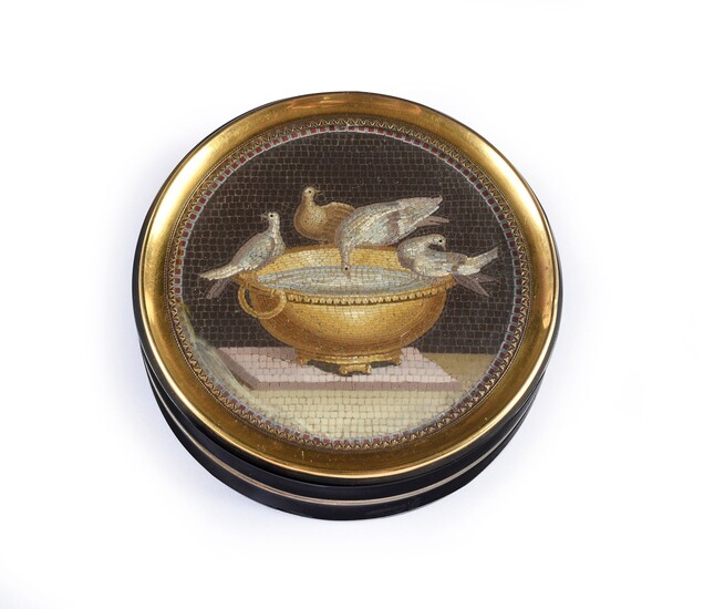 ROUND SQUARE BOX, PARIS, 1819, ATTRIBUTED TO GIACOMO RAFFAELLI (1753-1836). Lid decorated with a micro-mosaic medallion, preserved under a curved glass, representing a dove and three pigeons on a basin. This decoration is a repetition of the Doves...