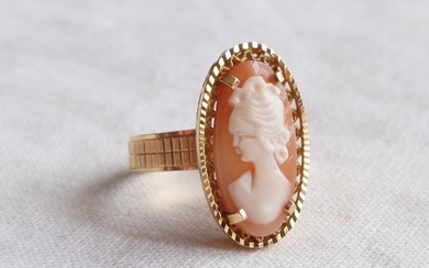 Ring in 18 carat yellow gold, adorned with a shell...