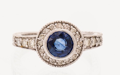 Ring in 18K white gold with a round faceted sapphire and round brilliant-cut diamonds