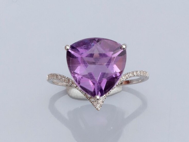 Ring in 375°/00 white gold, set with a triangular amethyst, the ring set with small diamonds. 1.8 g. TDD 53. Width: 13.2 mm