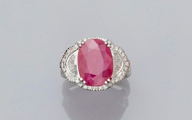 Ring in white gold, 750 MM, set with an oval ruby weighing 4.53 carats and set with baguette-cut diamonds finely set with brilliants, size: 54, weight: 8.3gr. rough.