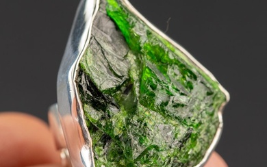 Ring with a stone of great charm A Beautiful Diopside Chrome Gemstone In The Rough State - Height: 45 mm - Width: 32 mm- 30 g
