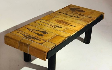 Roger CAPRON (1922-2006) Table basse à structure en bois et plateau rectangulaire à carreaux de...