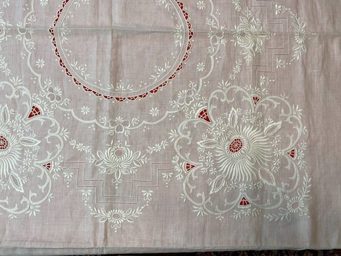 Round tablecloth for 8 in pure hand-embroidered linen - Linen - Second half 20th century