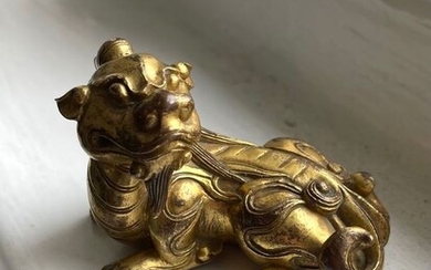 Scroll weight - Gilt bronze - Qilin - China - Qing Dynasty (1644-1911)