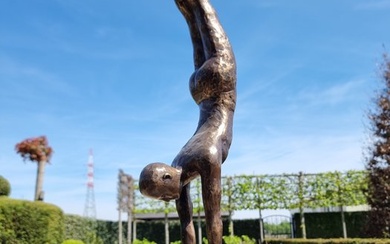Sculpture, Performing athlete - 66 cm - Patinated bronze