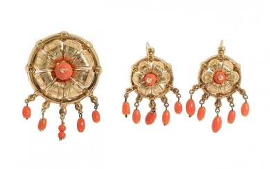 Set of brooch and earrings in yellow gold and "corallium". 30'S Model with a central rosette from