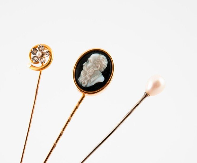 Set of three tie pins in yellow or white (750) gold decorated with a cameo on agate in the profile of a bearded man, or two white cultured pearls, one piriform, the other in the center of a flower punctuated with small rose-cut diamonds, in grain-set.