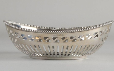 Silver bonbon dish, 925/000, oval model with sawn bars and wavy pattern. On oval base, the rim has a soldered pearl rim. MT .: Koninklijke van Kempen and Begeer, Voorschoten. jl .: u: 1979. 14x10.5x5cm. about 70 grams. In very good condition
