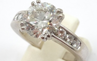 Solitaire en or gris 750 °/°° (18k) serti d'un important diamant central de taille brillant...