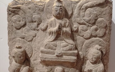 Stèle en pierre sculptée Chine, dynastie Ming (1368-1644) Représentant un bouddha auréolé assis au milieu...