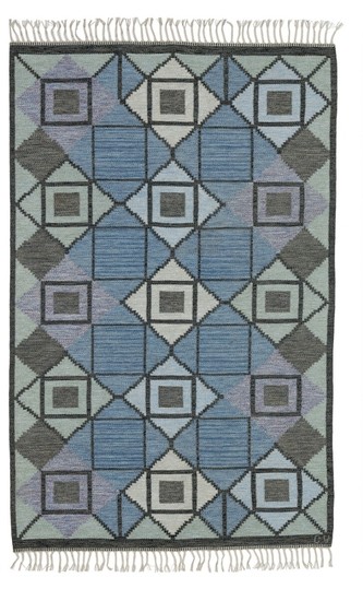 Swedish design: Handwoven wool carpet in “rölakan” flat weave technique with geometric pattern. Signed CV. Made by Carlanders Väveri.
