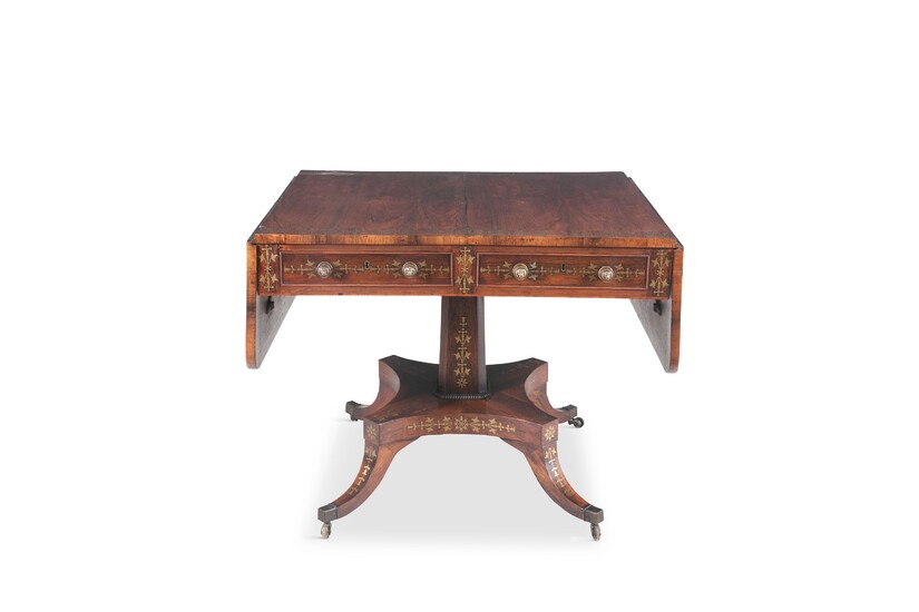 TABLE DE SOFA RECTANGULAIRE EN LAITON DE LA REGENCE, en bois de rose, avec deux...